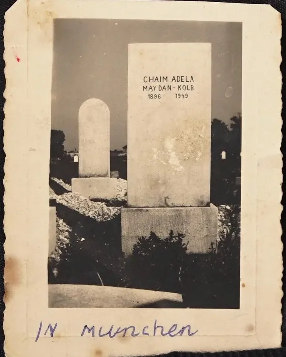 קבר האם בבית העלמין היהודי במינכן: "חיים אדלה, מיידן-קולב׳, 1949-1896"